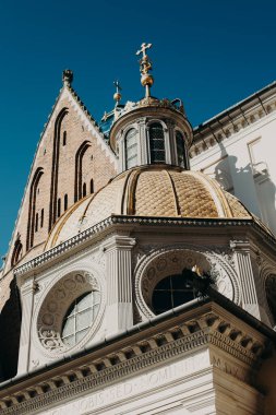 Wawel Katedrali, Polonya 'nın eski Krakov kasabasında güneşli bir günde. Krakov 'da bir seyahat rotası. Kapat..