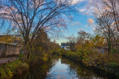 Lambertville, NJ 'deki Delaware Kanalı' nın yolları sonbahar yapraklarını gösteren ağaçlarla doludur.. 