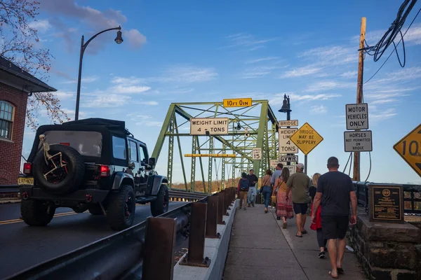 Нью Хоуп Пенсильвания Сша Ноября 2022 Года Педестранты Пересекают Мост — стоковое фото