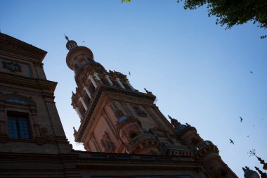 1928 yılında inşa edilen Plaza de Espana, birçok İspanyol stilini harmanlayan Bölgesel Mimarinin önemli bir örneğidir.. 