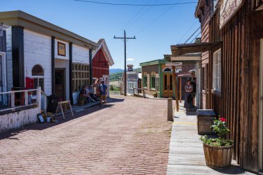 Dünya Madencilik Müzesi 'nde turistler Öksüz Kız adlı bir madeni ve Cehennem Roarin Gulch adlı bir maden kasabasını yeniden inşa edebilirler..  