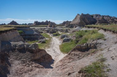South Dakota 'daki Badlands Ulusal Parkı' ndaki Kale Patikası sırt çantaları, kamp ve yürüyüş alanlarında çok popüler olan ve parktaki en uzun yol olan 10.3 millik bir çöl patikasıdır.. 
