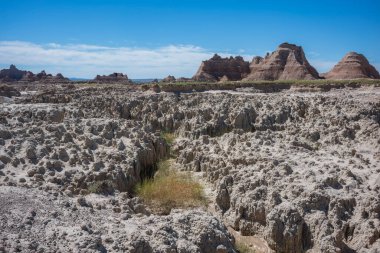 South Dakota 'daki Badlands Ulusal Parkı' ndaki Kale Patikası sırt çantaları, kamp ve yürüyüş alanlarında çok popüler olan ve parktaki en uzun yol olan 10.3 millik bir çöl patikasıdır.. 