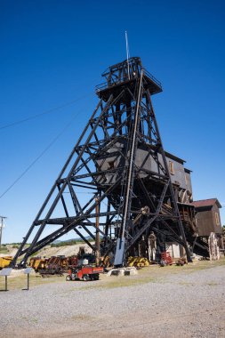 Öksüz Kız adı verilen bakır madeninin baş iskeleti Butte, Montana 'daki Dünya Madencilik Müzesi' nde turistler tarafından incelenebilir.. 
