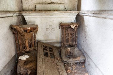 Paris, Fransa - 20 Haziran 2017: Pere Lachaise, Fransa 'nın en ünlü mezarlığı. İhmal edilmiş alt kişilik çürüyor.. 