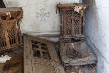 Paris, Fransa - 20 Haziran 2017: Pere Lachaise, Fransa 'nın en ünlü mezarlığı. İhmal edilmiş alt kişilik çürüyor.. 