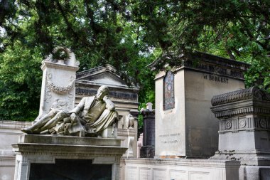 Paris, Fransa - 20 Haziran 2017: Pere Lachaise, Fransa 'nın en ünlü mezarlığı.. 