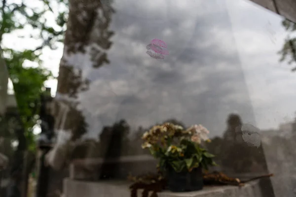 法国巴黎 2017年6月20日 法国巴黎最有名的公墓 拉齐斯神父 Pere Lachaise 在坟墓上看到的亲吻的证据 — 图库照片