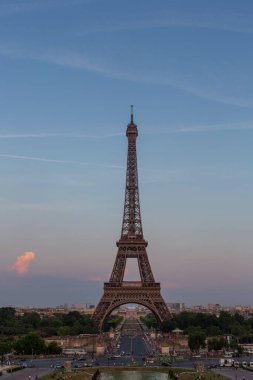 Paris, Fransa 'daki Champ de Mars' ta işlenmiş demir kafes kulesi Eyfel Kulesi günbatımında fotoğraflandı.. 