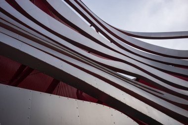 Los Angeles, CA, ABD - 26 Aralık 2022: Petersen Otomotiv Müzesi hız ve hareket duygusunu çağrıştıran eşsiz bir alüminyum kurdele mimari özelliğine sahiptir. 