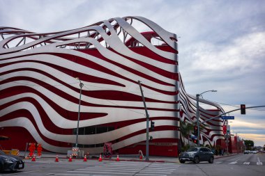 Los Angeles, CA, ABD - 26 Aralık 2022: Petersen Otomotiv Müzesi hız ve hareket duygusunu çağrıştıran eşsiz bir alüminyum kurdele mimari özelliğine sahiptir. 