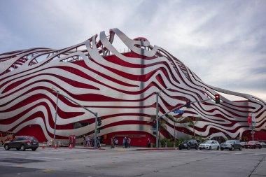 Los Angeles, CA, ABD - 26 Aralık 2022: Petersen Otomotiv Müzesi hız ve hareket duygusunu çağrıştıran eşsiz bir alüminyum kurdele mimari özelliğine sahiptir. 