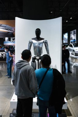 Los Angeles, CA, ABD - 26 Aralık 2022: Optimus, Tesla Bot olarak da bilinir, burada Petersens Otomotiv Müzesi 'nde gösterildi, şirketin Yapay Zeka Günü etkinliğinde Ağustos 2021 tarihinde duyuruldu..  