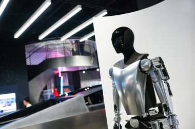 Los Angeles, CA, ABD - 26 Aralık 2022: Optimus, Tesla Bot olarak da bilinir, burada Petersens Otomotiv Müzesi 'nde gösterildi, şirketin Yapay Zeka Günü etkinliğinde Ağustos 2021 tarihinde duyuruldu..  