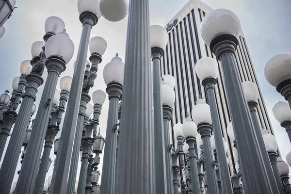 Los Angeles, CA, USA - 26 Aralık 2022: Urban Light, Chris Burden 'ın Los Angeles Co. Sanat Müzesi' nde bulunan büyük bir heykeli. 1920 'ler ve 1930' larda restore edilen sokak lambalarından oluşur.. 