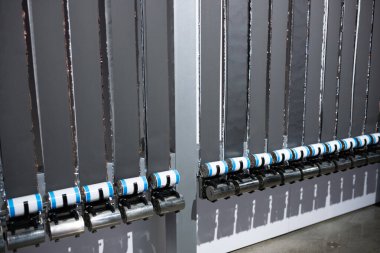 Los Angeles, CA, ABD - 26 Aralık 2022: Tesla 'nın 4680 pil hücresi, yeni kimya ile daha büyük bir formatta yeni bir sekmesiz pil hücresi, Petersen Otomotiv Müzesi' nde daha ucuz ve / veya daha uzun menzilli elektrikli araçlara olanak sağlıyor. Batarya açılmıştı.