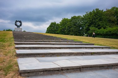 Oslo, Norveç, 20 Haziran 2023: Turistler, Gustav Vigeland 'ın bronz, granit ve dökme demirden yapılmış 200' den fazla parçadan oluşan heykeli ile bilinen Vigeland Heykel Parkı 'nı keşfediyorlar.. 