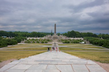 Oslo, Norveç, 20 Haziran 2023: Turistler, Gustav Vigeland 'ın bronz, granit ve dökme demirden yapılmış 200' den fazla parçadan oluşan heykeli ile bilinen Vigeland Heykel Parkı 'nı keşfediyorlar.. 