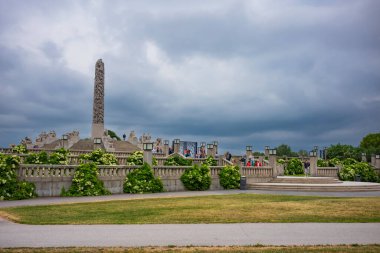 Oslo, Norveç, 20 Haziran 2023: Turistler, Gustav Vigeland 'ın bronz, granit ve dökme demirden yapılmış 200' den fazla parçadan oluşan heykeli ile bilinen Vigeland Heykel Parkı 'nı keşfediyorlar.. 