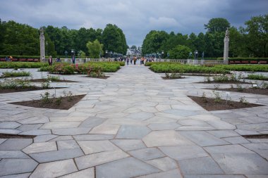 Oslo, Norveç, 20 Haziran 2023: Turistler, Gustav Vigeland 'ın bronz, granit ve dökme demirden yapılmış 200' den fazla parçadan oluşan heykeli ile bilinen Vigeland Heykel Parkı 'nı keşfediyorlar.. 