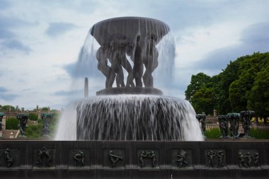 Oslo, Norveç, 20 Haziran 2023: Turistler, Gustav Vigeland 'ın bronz, granit ve dökme demirden yapılmış 200' den fazla parçadan oluşan heykeli ile bilinen Vigeland Heykel Parkı 'nı keşfediyorlar.. 