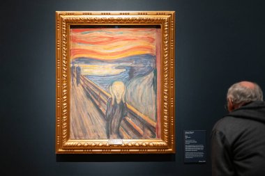 Oslo, Norveç, 20 Haziran 2023: Bir turist ünlü Edvard Munch kompozisyonunu gözlemledi: Ulusal Galeride Çığlık. 