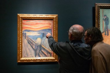 Oslo, Norveç, 20 Haziran 2023: Turistler ünlü Edvard Munch kompozisyonu The Scream at the National Gallery 'ye bakıyorlar.. 
