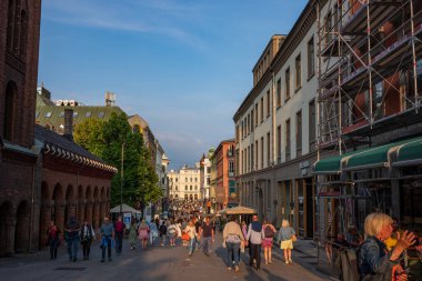 Oslo, Norveç, 20 Haziran 2023: Halk Karl Johans kapısı boyunca yürüyor, Oslo 'nun ana caddesinde Kraliyet Sarayı, Merkez İstasyonu ve Stortinget, restoranlar ve dükkanlar gibi turistik merkezler var..