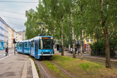 Oslo, Norveç, 20 Haziran 2023: Oslo şehri geniş bir ulaşım altyapı sistemine sahiptir. Toplu taşıma sisteminde metro hatları, tramvaylar ve toplam 50 şehir içi otobüs hattı yer alıyor..