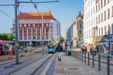 Oslo, Norveç, 21 Haziran 2023: Oslo şehri geniş bir ulaşım altyapı sistemine sahiptir. Toplu taşıma sisteminde metro hatları, tramvaylar ve toplam 50 şehir içi otobüs hattı yer alıyor..