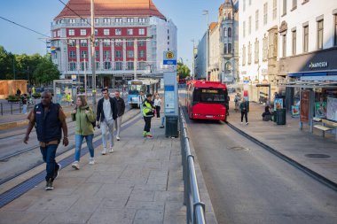 Oslo, Norveç, 21 Haziran 2023: Oslo şehri geniş bir ulaşım altyapı sistemine sahiptir. Toplu taşıma sisteminde metro hatları, tramvaylar ve toplam 50 şehir içi otobüs hattı yer alıyor..