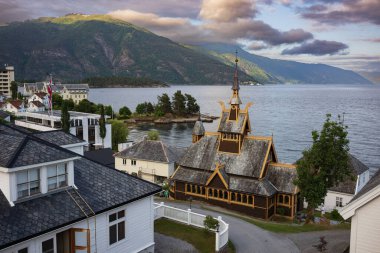 1897 yılında inşa edilen St. Olaf Kilisesi, Norveç 'in Balestrand kentinde yer alan ve Sognefjorden boyunca bulunan bir Anglikan kilisesidir. Gün batımında renkli kümülüs bulutlarıyla gösterilen kilise.. 