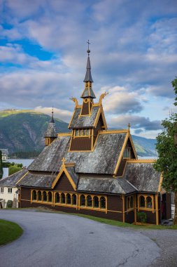 1897 yılında inşa edilen St. Olaf Kilisesi, Norveç 'in Balestrand kentinde yer alan ve Sognefjorden boyunca bulunan bir Anglikan kilisesidir. Gün batımında renkli kümülüs bulutlarıyla gösterilen kilise.. 