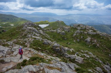 Bergen, Norveç, 23 Haziran 2023: Yürüyüşçüler, sabah sisi kalktıktan sonra Yedi Dağ 'ın en yüksek noktası olan Ulriken' in tepesinden manzarayı izliyorlar.. 