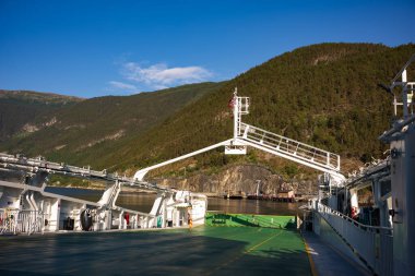 Fodness, Norveç, 24 Haziran 2023: Patons yaz akşamları Fodnes 'ten Mannheller' e giden feribota biniyor. Norveç 'te, güzel fiyortlarda trafiği çeken 180 feribot var.. 