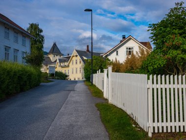 Balestrand, Norveç, 27 Haziran 2023: Büyük Kviknes Oteli Balestrand 'ın kıyı şeridine başkanlık etmektedir. Günbatımında gösterilen otel, UNESCO 'nun Dünya Mirasları Alanına ait.. 