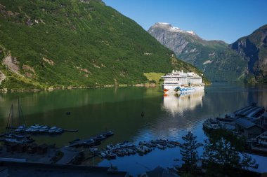 Geiranger, Norveç, 26 Haziran 2023: AIDAperla, 3200 'den fazla yolcuya ev sahipliği yapabilen bir yolcu gemisi. Norveç dünya çapındaki en yoğun seyahat ülkelerinden biridir..