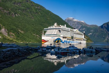Geiranger, Norveç, 26 Haziran 2023: AIDAperla, 3200 'den fazla yolcuya ev sahipliği yapabilen bir yolcu gemisi. Norveç dünya çapındaki en yoğun seyahat ülkelerinden biridir..