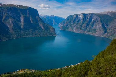Aurlandsfjord 'un 650 metre yukarısındaki Stegastein Manzaralı ahşap platformun manzarası Aurlandsfjellet Manzarası' nın yanındaki dağın eteklerinde..