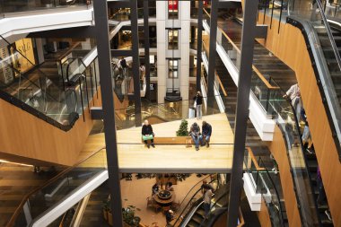 Bergen, Norveç, 22 Haziran 2023: Galleriet Alışveriş Merkezi 70 'den fazla mağaza ve günlük yemek merkezinin yer aldığı canlı ve uzun süreli bir şehir merkezidir..