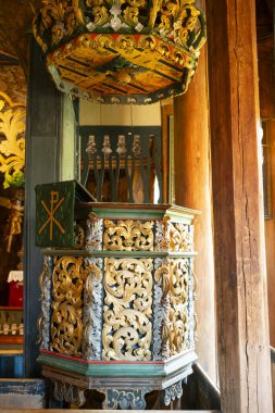 Lom, Norveç, 25 Haziran 2023: Lom Stave Kilisesi, Norveç 'in 12. yüzyılın ortalarında inşa edilen en büyük ve en eski kiliselerinden biridir. Elle oyulmuş ve boyanmış ahşap minber, şapele özgün.. 