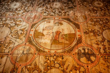 Lom, Norveç, 25 Haziran 2023: Lom Stave Kilisesi, Norveç 'in 12. yüzyılın ortalarında inşa edilen en büyük ve en eski kiliselerinden biridir. Kilisenin duvarlarında elle boyanmış İncil sahneleri bulundu..