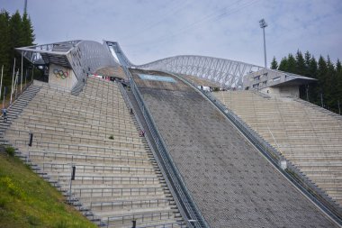 Holmenkollbakken, Norveç - 20 Haziran 2023: Olimpiyat Kayak Müzesi ve Kulesi, turistlerin atlama tepesinin tepesinde Oslo 'nun panoramik manzarasının keyfini çıkardıkları bir turizm merkezidir.. 