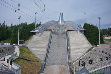 Holmenkollbakken, Norveç - 20 Haziran 2023: Olimpiyat Kayak Müzesi ve Kulesi, turistlerin atlama tepesinin tepesinde Oslo 'nun panoramik manzarasının keyfini çıkardıkları bir turizm merkezidir.. 