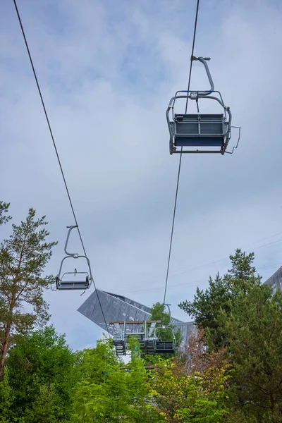 Holmenkollbakken, Norveç - 20 Haziran 2023: Olimpiyat Kayak Müzesi ve Kulesi, turistlerin atlama tepesinin tepesinde Oslo 'nun panoramik manzarasının keyfini çıkardıkları bir turizm merkezidir.. 