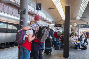 Oslo, Norveç, 21 Haziran 2023: Oslo Merkez İstasyonu Oslo 'daki en büyük tren istasyonu ve tüm Norveç demiryolu sisteminin en büyük tren istasyonudur. Trenleri geldiğinde bir çift kucaklaşır. 