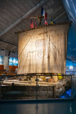 Oslo, Norveç, 21 Haziran 2023: Kon Tiki Müzesi Thor Heyerdahls 'ın dünyaca ünlü keşif gezileri, orijinal Kon Tiki salı ve papirüs teknesi Ra II' nin eserlerini sergilemektedir. 1947 'de Pasifik Okyanusu' nu balsawood salıyla geçti.. 