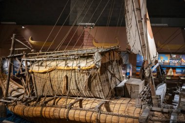 Oslo, Norveç, 21 Haziran 2023: Kon Tiki Müzesi Thor Heyerdahl 'ın dünyaca ünlü keşifleri, orijinal Kon Tiki salı ve papirüs teknesi Ra II' den nesneler sergiliyor. 1947 'de Pasifik Okyanusu' nu balsa tahtası botuyla geçti.. 