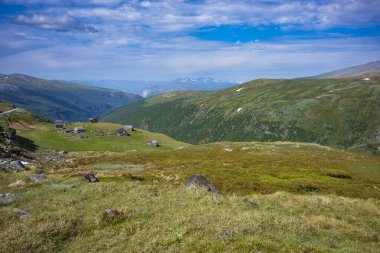 Bir seter, yaz mevsiminde kullanılan bir dağ çiftliği; yıl boyunca Aurlandsfjellet manzaralı güzergahı boyunca, otlatma alanları için uygun olmayan binaların yerleşimi.