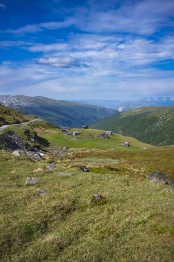 Bir seter, yaz mevsiminde kullanılan bir dağ çiftliği; yıl boyunca Aurlandsfjellet manzaralı güzergahı boyunca, otlatma alanları için uygun olmayan binaların yerleşimi.